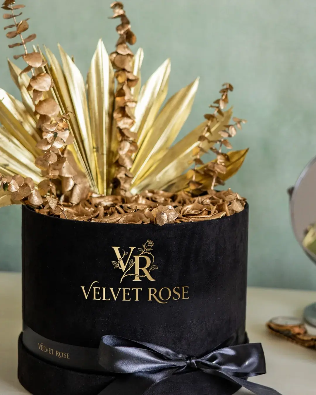 Noir & Gold: gold roses in black velvet, in a round velvet hat box