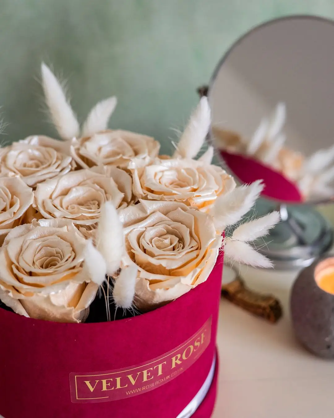 Rouge Champagne: champagne roses in red velvet, in a round velvet hat box