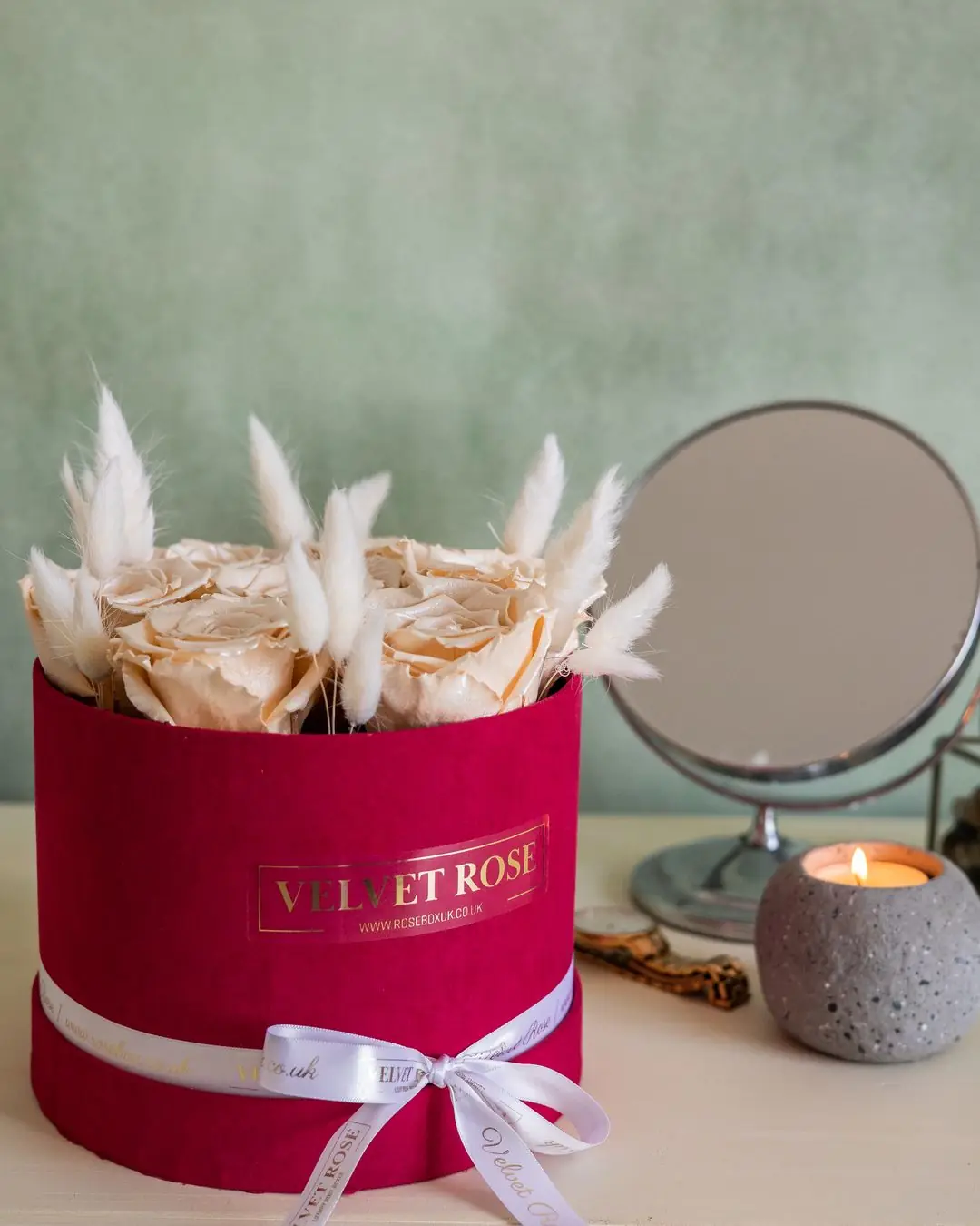 Rouge Champagne hat box with pampas and a white ribbon