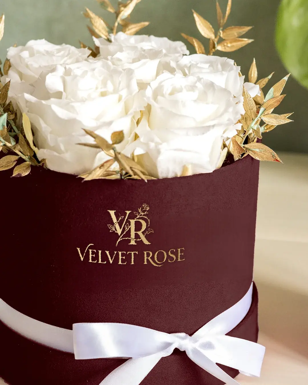 Rouge Ivory: ivory roses in red velvet, in a round velvet hat box